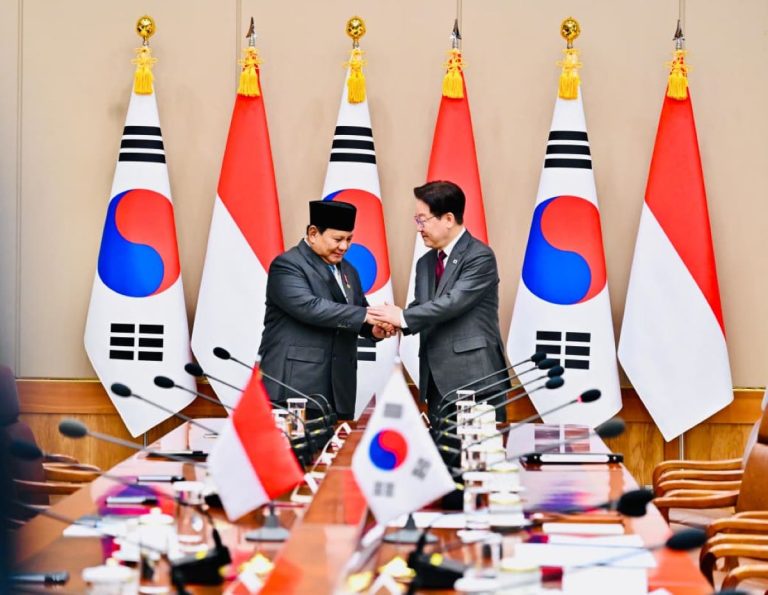 Presiden Republik Korea Lee Jae Myung mendorong peningkatan hubungan bilateral Korea Selatan dan Indonesia menjadi kemitraan strategis komprehensif khusus. Hal tersebut disampaikan dalam pengantarnya saat melakukan pertemuan bilateral dengan Presiden Prabowo yang berlangsung di Istana Kepresidenan Republik Korea, Cheong Wa Dae (Blue House), pada Rabu, 1 April 2026.  Presiden Lee menyampaikan bahwa pada pertemuan puncak sebelumnya, kedua negara telah berkomitmen untuk membawa hubungan bilateral ke tingkat tertinggi. Selain itu, Presiden Lee juga menekankan bahwa kunjungan kenegaraan Presiden Prabowo kali ini menjadi momentum penting untuk meraih capaian bersejarah melalui peningkatan hubungan menjadi kemitraan strategis komprehensif khusus.  Dalam kesempatan tersebut, Presiden Lee menyampaikan bahwa kedua negara memiliki makna khusus satu sama lain serta saling melengkapi dalam berbagai bidang strategis. Indonesia disebut sebagai mitra utama investasi dan pengembangan industri. Presiden Lee juga menyoroti keberhasilan kerja sama konkret, termasuk dalam pengembangan kendaraan listrik sebagai simbol kolaborasi masa depan kedua negara.  Menutup pengantarnya, Presiden Lee kembali menyampaikan apresiasi atas kunjungan Presiden Prabowo dan berharap hubungan kedua negara akan semakin erat serta memberikan manfaat yang lebih besar bagi kedua bangsa.***(Foto: Ekobisnis.com/BPMI Setpres/Laily Rachev)
