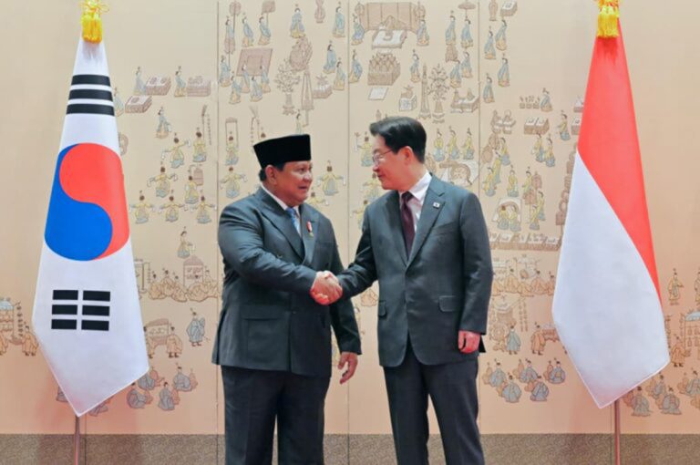 Presiden Prabowo Subianto melakukan pertemuan bilateral dengan Presiden Republik Korea Lee Jae Myung di Istana Kepresidenan Republik Korea, Cheong Wa Dae (Blue House), Rabu (1/4/2026).  Pertemuan tersebut menjadi momentum penting dalam mempererat hubungan kedua negara di tengah dinamika global yang semakin kompleks.***(Foto: Ekobisnis.com/BPMI Setpres/Laily Rachev)