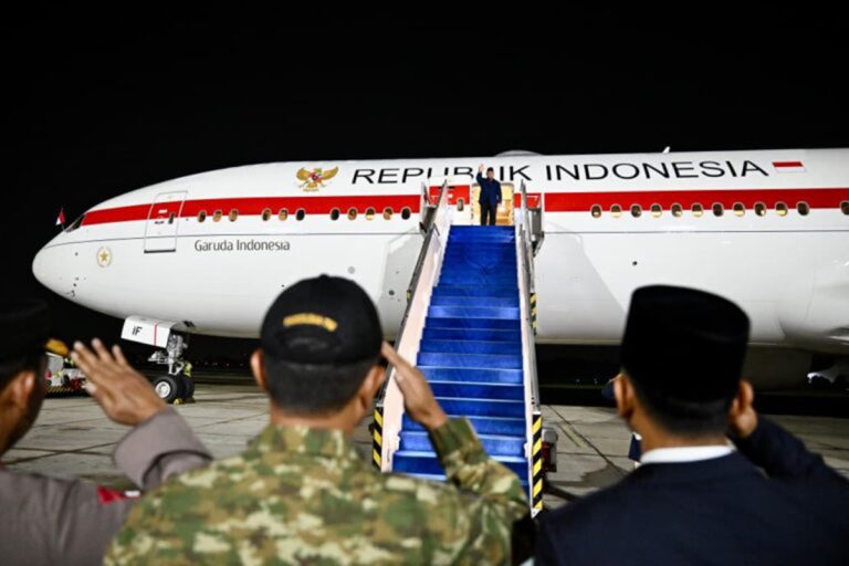 EKOBISNIS.COM: Presiden Prabowo Subianto bertolak menuju Moskow, Federasi Rusia, Minggu (12/4/2026).  Kunjungan tersebut sebagai bagian dari upaya memperkuat kerja sama strategis di tengah dinamika global yang terus berkembang.  Sekretaris Kabinet (Seskab) Teddy Indra Wijaya dalam keterangan tertulisnya menyampaikan bahwa Presiden Prabowo bertolak menuju Moskow untuk bertemu dengan Presiden Rusia Vladimir Putin.***(Foto: Ekobisnis.com/BPMI Setpres/Cahyo)