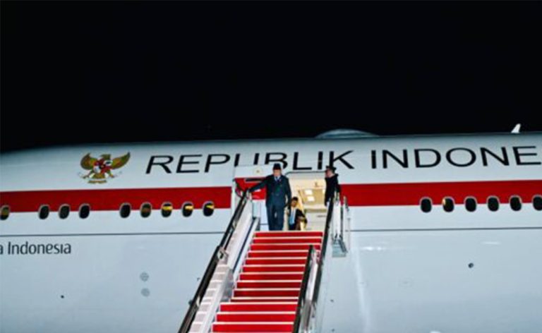 Setibanya di Seoul, Presiden Prabowo disambut secara resmi melalui upacara kehormatan. Di bawah tangga pesawat, Kepala Negara menerima penghormatan dari pasukan jajar kehormatan yang terdiri atas 20 personel. Prosesi penyambutan turut dimeriahkan dengan 21 kali dentuman meriam salvo sebagai bentuk penghormatan kenegaraan.