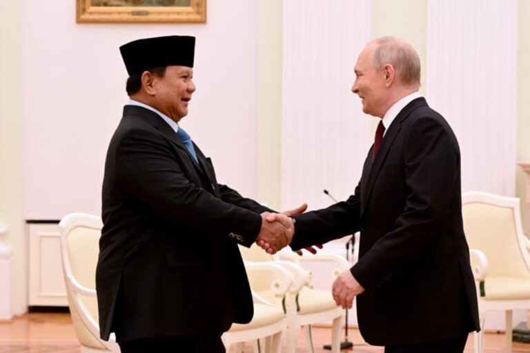 EKOBISNIS.COM: Presiden Prabowo Subianto menggelar pertemuan dengan Presiden Federasi Rusia Vladimir Putin di Istana Kremlin, Moskow, Senin (13/4/2026).  Pertemuan tersebut difokuskan pada penguatan kerja sama strategis Indonesia–Rusia di tengah dinamika geopolitik global yang berkembang pesat. Dalam pertemuan tersebut, Presiden Prabowo menekankan pentingnya hubungan bilateral yang makin intensif dalam beberapa bulan terakhir. Presiden Prabowo menyampaikan bahwa komunikasi antara kedua negara menunjukkan perkembangan yang produktif dan saling menguntungkan.***(Foto: Ekobisnis.com/BPMI Setpres/Muchlis Jr)