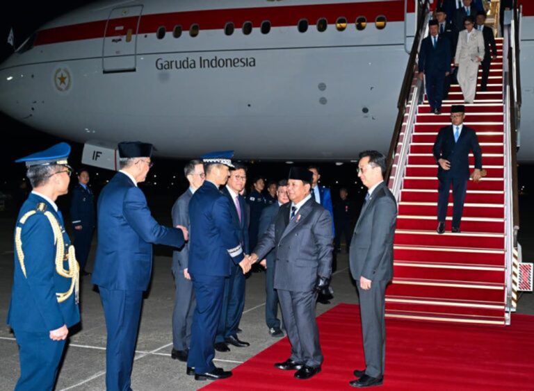 Setibanya di Seoul, Presiden Prabowo disambut secara resmi melalui upacara kehormatan. Di bawah tangga pesawat, Kepala Negara menerima penghormatan dari pasukan jajar kehormatan yang terdiri atas 20 personel. Prosesi penyambutan turut dimeriahkan dengan 21 kali dentuman meriam salvo sebagai bentuk penghormatan kenegaraan.