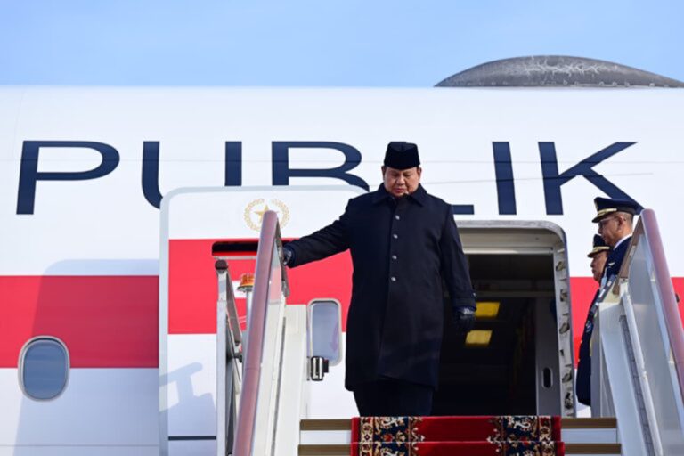 EKOBISNIS.COM: Presiden Prabowo Subianto tiba di Bandara Vnukovo-2 di Moskow, Federasi Rusia, Senin (13/4/2026).  Ketibaan Kepala Negara menandai komitmen Indonesia untuk terus memperkuat hubungan bilateral, serta meningkatkan kerja sama strategis dengan Rusia. Di bawah tangga pesawat, ketibaan Presiden disambut oleh Deputy Foreign Minister Rusia Andrey Rudenko, Director of State Protocol Department Rusia Igor Bogdashev, Duta Besar Republik Indonesia untuk Federasi Rusia Jose Tavares, dan Atase Pertahanan RI di Moskow Marsma TNI Budi Susilo.  Selama berada di Moskow, Kepala Negara diagendakan untuk melakukan pertemuan dengan Presiden Rusia, Vladimir Putin. Pertemuan ini diharapkan menjadi momentum strategis untuk mempererat kemitraan kedua negara, utamanya di bidang energi dan sektor-sektor prioritas lainnya.  Kunjungan ini juga mencerminkan langkah aktif diplomasi Indonesia dalam membangun kemitraan yang saling menguntungkan dengan negara-negara sahabat. Pemerintah Indonesia memandang Rusia sebagai mitra penting dalam mendukung stabilitas dan pertumbuhan ekonomi global.***(Foto: Ekobisnis.com/BPMI Setpres/Muchlis Jr)