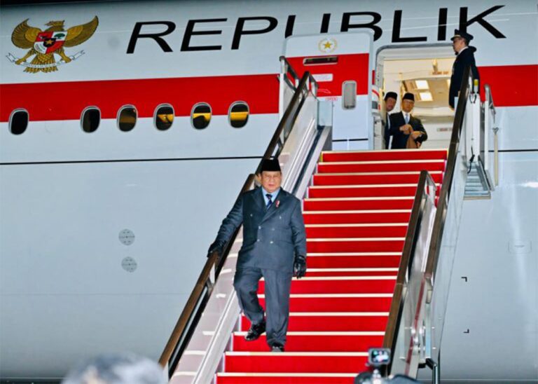 Presiden Prabowo Subianto tiba di Seoul, Republik Korea, pada Selasa, 31 Maret 2026, dalam rangka kunjungan kenegaraan. Pesawat Garuda Indonesia-1 yang membawa Presiden Prabowo mendarat di Pangkalan Udara Militer Seongnam sekira pukul 19.15 waktu setempat.  Setibanya di Seoul, Presiden Prabowo disambut secara resmi melalui upacara kehormatan. Di bawah tangga pesawat, Kepala Negara menerima penghormatan dari pasukan jajar kehormatan yang terdiri atas 20 personel. Prosesi penyambutan turut dimeriahkan dengan 21 kali dentuman meriam salvo sebagai bentuk penghormatan kenegaraan.  Selama berada di Seoul, Presiden Prabowo diagendakan menjalani rangkaian kunjungan kenegaraan, termasuk upacara penyambutan oleh Presiden Republik Korea di Blue House. Kunjungan ini diharapkan semakin mempererat hubungan persahabatan dan kemitraan strategis antara Indonesia dan Republik Korea, serta membuka peluang kerja sama yang lebih luas dan saling menguntungkan di masa mendatang.***(Foto: Ekobisnis.com/BPMI Setpres/Laily Rachev)