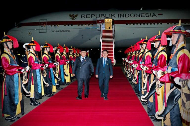 Setibanya di Seoul, Presiden Prabowo disambut secara resmi melalui upacara kehormatan. Di bawah tangga pesawat, Kepala Negara menerima penghormatan dari pasukan jajar kehormatan yang terdiri atas 20 personel. Prosesi penyambutan turut dimeriahkan dengan 21 kali dentuman meriam salvo sebagai bentuk penghormatan kenegaraan.