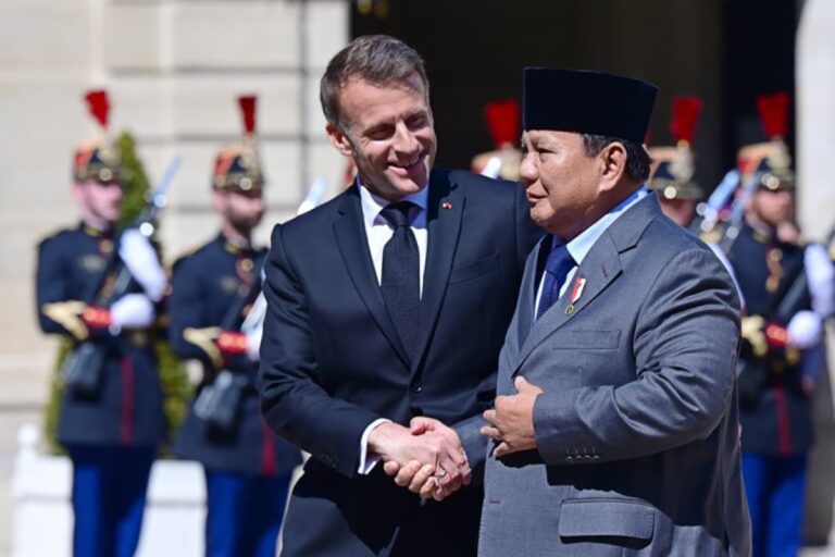 EKOBISNIS.COM: Presiden Prabowo Subianto melanjutkan rangkaian diplomasi strategisnya dengan melakukan pertemuan bersama Presiden Republik Prancis Emmanuel Macron di Istana Élysée, Paris, Selasa (14/4/2026).  Ketibaan Presiden Prabowo di Istana Élysée disambut secara resmi oleh Presiden Macron beserta pasukan kehormatan. Pasukan Guard of Honor Prancis memberikan penghormatan militer sebagai simbol persahabatan dan penghargaan tinggi terhadap kunjungan Presiden Republik Indonesia.  Dalam suasana hangat dan penuh keakraban, kedua pemimpin tampak berjabat tangan dan berbincang singkat sebelum melanjutkan agenda utama. Presiden Prabowo dan Presiden Macron kemudian menuju ruang Les Salon des Portraits untuk melaksanakan pertemuan tête-à-tête. Agenda dilanjutkan dengan jamuan makan siang resmi yang menjadi bagian dari diplomasi tingkat tinggi untuk mempererat hubungan personal antar pemimpin serta memperkuat fondasi kemitraan kedua negara.  Kunjungan ini menjadi bagian penting dari rangkaian diplomasi Presiden Prabowo setelah sebelumnya melakukan pertemuan intensif dengan Presiden Federasi Rusia, Vladimir Putin. Melalui rangkaian pertemuan tersebut, Indonesia terus menegaskan perannya sebagai mitra strategis yang aktif dalam mendorong kerja sama internasional, stabilitas global, serta perdamaian dunia.***(Foto: Ekobisnis.com/BPMI Setpres/Muchlis Jr)