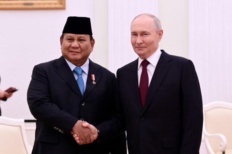 EKOBISNIS.COM: Presiden Prabowo Subianto menggelar pertemuan dengan Presiden Federasi Rusia Vladimir Putin, di Istana Kremlin, Senin (13/4/2026).  Pada pertemuan tersebut, kedua Kepala Negara membahas berbagai isu strategis serta peluang peningkatan kerja sama bilateral di berbagai bidang. Usai pertemuan, agenda dilanjutkan dengan pertemuan terbatas dengan format tête-à-tête yang dikemas dalam jamuan santap siang di Blue Hall, Istana Kremlin. Pertemuan di Kremlin ini tidak hanya mempererat hubungan bilateral, tetapi juga menegaskan peran aktif Indonesia dan Rusia dalam menjaga stabilitas serta mendorong kemakmuran kawasan dan dunia.***(Foto: Ekobisnis.com/BPMI Setpres/Muchlis Jr)