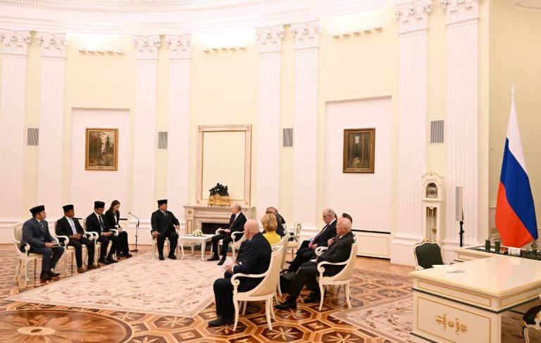 Pada pertemuan tersebut, kedua Kepala Negara membahas berbagai isu strategis serta peluang peningkatan kerja sama bilateral di berbagai bidang. Usai pertemuan, agenda dilanjutkan dengan pertemuan terbatas dengan format tête-à-tête yang dikemas dalam jamuan santap siang di Blue Hall, Istana Kremlin. Pertemuan di Kremlin ini tidak hanya mempererat hubungan bilateral, tetapi juga menegaskan peran aktif Indonesia dan Rusia dalam menjaga stabilitas serta mendorong kemakmuran kawasan dan dunia.
