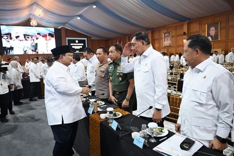 Rapat ini menjadi forum evaluasi kinerja sekaligus penguatan konsolidasi pemerintah dalam menghadapi dinamika global yang semakin kompleks.