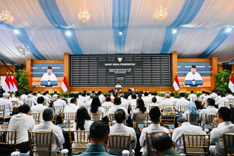 EKOBISNIS.COM: Presiden Prabowo Subianto menggelar Rapat Kerja Pemerintah bersama anggota Kabinet Merah Putih, seluruh pejabat Eselon I kementerian/lembaga, serta Direktur Utama BUMN di kompleks Istana Kepresidenan Jakarta, Rabu (8/4/2026).  Rapat ini menjadi forum evaluasi kinerja sekaligus penguatan konsolidasi pemerintah dalam menghadapi dinamika global yang semakin kompleks.  Dalam taklimatnya, Kepala Negara mengapresiasi capaian pemerintah dalam menjaga dan mengendalikan arah pembangunan nasional, khususnya di tengah situasi dunia yang penuh ketidakpastian.***(Foto: Ekobisnis.com/BPMI Setpres/Cahyo)