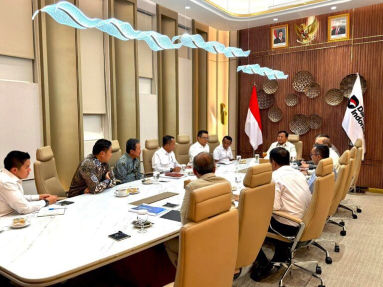 EKOBISNIS.COM: Presiden Prabowo Subianto menggelar Rapat Terbatas (Ratas) bersama sejumlah anggota Kabinet Merah Putih setibanya di Tanah Air usai lawatan ke Rusia dan Prancis, Kamis (16/4/2026).   Rapat tersebut menjadi langkah cepat pemerintah untuk memastikan kesinambungan agenda strategis nasional sekaligus menindaklanjuti hasil kerja sama internasional.***(Foto: Ekobisnis.com/BPMI Setpres)
