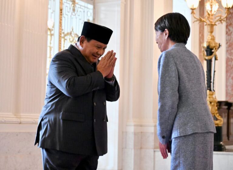 Pertemuan diawali dengan upacara penyambutan resmi yang berlangsung khidmat dan penuh kehormatan, mencerminkan eratnya hubungan diplomatik antara Indonesia dan Jepang. Setibanya di Istana Akasaka, Presiden Prabowo disambut oleh PM Takaichi. Kedua pemimpin kemudian melakukan sesi foto bersama sebelum bersama-sama menuju ruang Hagoromo-no-ma, lokasi utama pelaksanaan upacara penyambutan resmi.