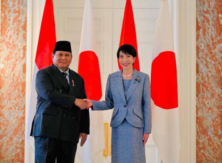 Pertemuan diawali dengan upacara penyambutan resmi yang berlangsung khidmat dan penuh kehormatan, mencerminkan eratnya hubungan diplomatik antara Indonesia dan Jepang. Setibanya di Istana Akasaka, Presiden Prabowo disambut oleh PM Takaichi. Kedua pemimpin kemudian melakukan sesi foto bersama sebelum bersama-sama menuju ruang Hagoromo-no-ma, lokasi utama pelaksanaan upacara penyambutan resmi.