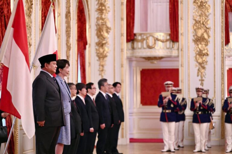 Pertemuan diawali dengan upacara penyambutan resmi yang berlangsung khidmat dan penuh kehormatan, mencerminkan eratnya hubungan diplomatik antara Indonesia dan Jepang. Setibanya di Istana Akasaka, Presiden Prabowo disambut oleh PM Takaichi. Kedua pemimpin kemudian melakukan sesi foto bersama sebelum bersama-sama menuju ruang Hagoromo-no-ma, lokasi utama pelaksanaan upacara penyambutan resmi.