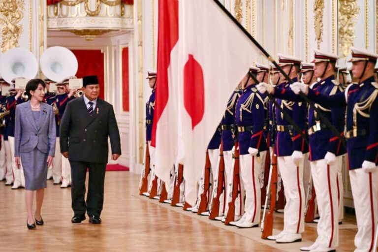 Pertemuan diawali dengan upacara penyambutan resmi yang berlangsung khidmat dan penuh kehormatan, mencerminkan eratnya hubungan diplomatik antara Indonesia dan Jepang. Setibanya di Istana Akasaka, Presiden Prabowo disambut oleh PM Takaichi. Kedua pemimpin kemudian melakukan sesi foto bersama sebelum bersama-sama menuju ruang Hagoromo-no-ma, lokasi utama pelaksanaan upacara penyambutan resmi.