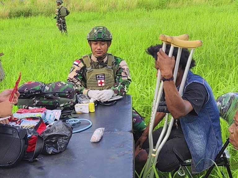 Pelayanan tidak hanya menyasar orang dewasa, tetapi juga anak-anak. Prajurit Korpasgat memberikan pendekatan humanis dengan berinteraksi secara ramah guna menciptakan rasa nyaman, sekaligus memantau kondisi kesehatan dan tumbuh kembang balita.