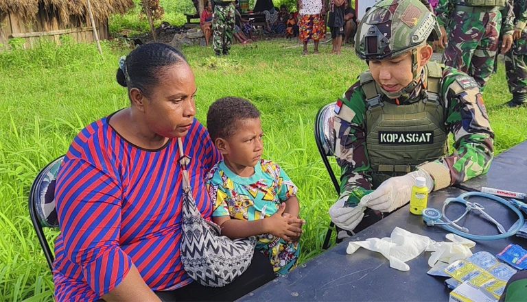 Pelayanan tidak hanya menyasar orang dewasa, tetapi juga anak-anak. Prajurit Korpasgat memberikan pendekatan humanis dengan berinteraksi secara ramah guna menciptakan rasa nyaman, sekaligus memantau kondisi kesehatan dan tumbuh kembang balita.