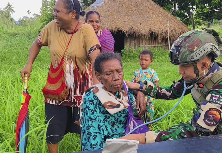 Pelayanan tidak hanya menyasar orang dewasa, tetapi juga anak-anak. Prajurit Korpasgat memberikan pendekatan humanis dengan berinteraksi secara ramah guna menciptakan rasa nyaman, sekaligus memantau kondisi kesehatan dan tumbuh kembang balita.