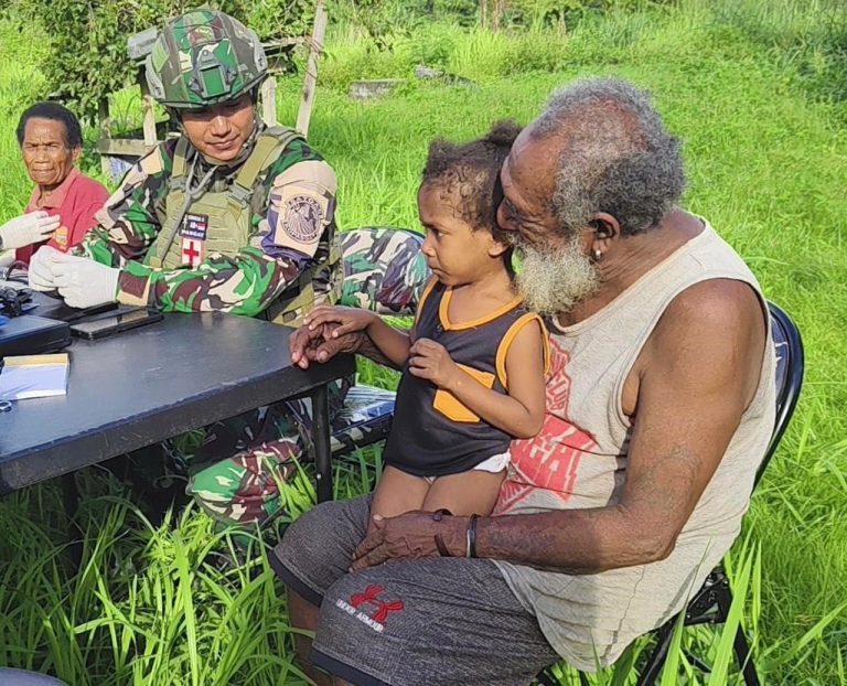 Pelayanan tidak hanya menyasar orang dewasa, tetapi juga anak-anak. Prajurit Korpasgat memberikan pendekatan humanis dengan berinteraksi secara ramah guna menciptakan rasa nyaman, sekaligus memantau kondisi kesehatan dan tumbuh kembang balita.