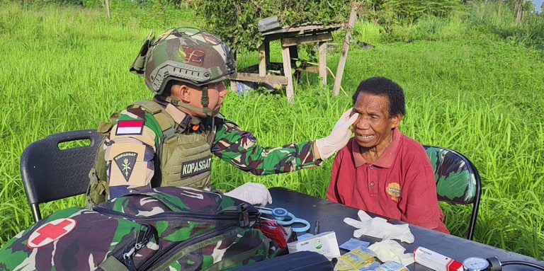 EKOBISNIS.COM: Satuan Tugas (Satgas) Yon Parako 466 Pasgat memberikan pelayanan kesehatan gratis bagi masyarakat di Kampung Heinekombe, Kabupaten Jayapura, Papua, Minggu (12/4/2026).  Dalam kesempatan ini, Dokter Satgas Yonko 466 Pasgat, Kapten Kes dr. Hamdi, menyampaikan bahwa pelayanan yang diberikan meliputi pemeriksaan kesehatan umum, pengecekan tekanan darah, serta penanganan awal dengan dukungan perlengkapan medis lapangan.  Pelayanan tidak hanya menyasar orang dewasa, tetapi juga anak-anak. Prajurit Korpasgat memberikan pendekatan humanis dengan berinteraksi secara ramah guna menciptakan rasa nyaman, sekaligus memantau kondisi kesehatan dan tumbuh kembang balita.  Selain pemeriksaan, Satgas Yon Parako 466 Pasgat juga membagikan obat-obatan dan vitamin secara gratis, disertai penjelasan penggunaan untuk memastikan keamanan dan efektivitas bagi masyarakat.***(Foto: Ekobisnis.com/Dok Dispenau)