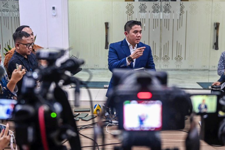 Seskab Teddy menekankan bahwa tidak ada potensi kekacauan sebagaimana yang dinarasikan. Sebaliknya, menurut Seskab, pemerintah terus memastikan bahwa berbagai indikator nasional tetap terkendali, bahkan di tengah dinamika global yang penuh tantangan.