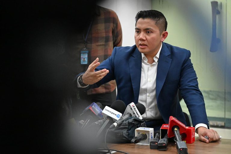 Seskab Teddy menekankan bahwa tidak ada potensi kekacauan sebagaimana yang dinarasikan. Sebaliknya, menurut Seskab, pemerintah terus memastikan bahwa berbagai indikator nasional tetap terkendali, bahkan di tengah dinamika global yang penuh tantangan.
