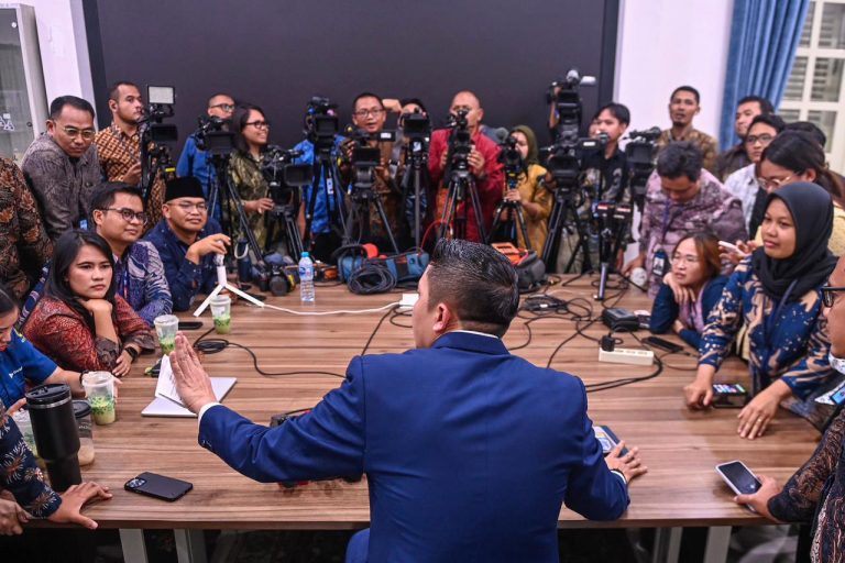 EKOBISNIS.COM: Sekretaris Kabinet Teddy Indra Wijaya menegaskan bahwa kondisi nasional saat ini berada dalam keadaan terkendali dan stabil. Pernyataan tersebut disampaikan Seskab Teddy dalam keterangannya kepada awak media di Kompleks Istana Kepresidenan Jakarta, Jumat (10/4/2026).  Seskab Teddy menekankan bahwa tidak ada potensi kekacauan sebagaimana yang dinarasikan. Sebaliknya, menurut Seskab, pemerintah terus memastikan bahwa berbagai indikator nasional tetap terkendali, bahkan di tengah dinamika global yang penuh tantangan.***(Foto: Ekobisnis.com/BPMI Setpres/Muchlis Jr)