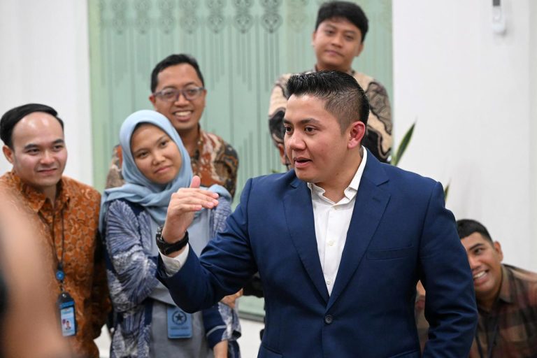 Seskab Teddy menekankan bahwa tidak ada potensi kekacauan sebagaimana yang dinarasikan. Sebaliknya, menurut Seskab, pemerintah terus memastikan bahwa berbagai indikator nasional tetap terkendali, bahkan di tengah dinamika global yang penuh tantangan.