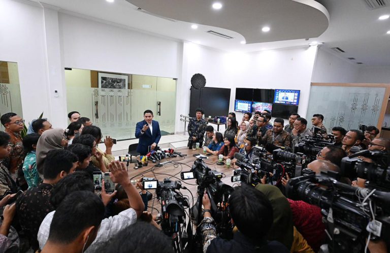 Seskab Teddy menekankan bahwa tidak ada potensi kekacauan sebagaimana yang dinarasikan. Sebaliknya, menurut Seskab, pemerintah terus memastikan bahwa berbagai indikator nasional tetap terkendali, bahkan di tengah dinamika global yang penuh tantangan.