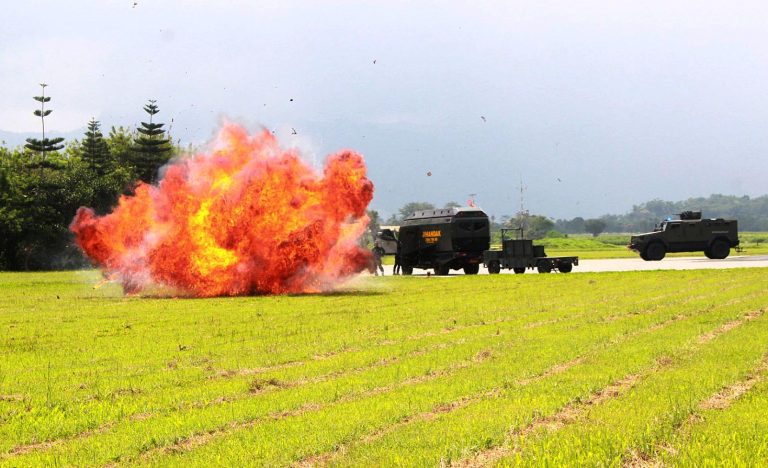 Lanud Abdulrachman Saleh menggelar latihan simulasi pasca force down di Main Apron Lanud Abd Saleh, Malang.  Latihan ini melibatkan 10 kementerian dan lembaga terkait.  Danlanud Abdulrachman Saleh, Marsma TNI Reza R. R. Sastranegara, menjelaskan bahwa simulasi ini dirancang untuk melatih seluruh unsur, baik individu maupun tim, agar siap menghadapi kondisi nyata sesuai Standar Operasional Prosedur (SOP) pada setiap tahapan penanganan pasca force down.  Dalam pelaksanaannya, simulasi melibatkan berbagai unsur internal, antara lain Skadron Udara 4, Base Ops, Satpomau, Intelijen, Hukum, Rumah Sakit, Batalyon Parako 472 Pasgat, serta tim jihandak.  Selain itu, latihan melibatkan unsur eksternal seperti UPT Bandara Abdulrachman Saleh, Otban III Surabaya, Balai Karantina Kesehatan, Bea Cukai Malang, Imigrasi Malang, Badan Karantina Wilayah Abdulrachman Saleh, Dinas Perhubungan Jawa Timur, Dinas Perhubungan Malang, serta Airnav Cabang Malang.  Melalui latihan ini, koordinasi antarlembaga diharapkan semakin solid, sekaligus meningkatkan kecepatan dan ketepatan respons dalam penanganan keadaan darurat penerbangan di wilayah Malang dan sekitarnya.***(Foto: Ekobisnis.com/Dok Dispenau)