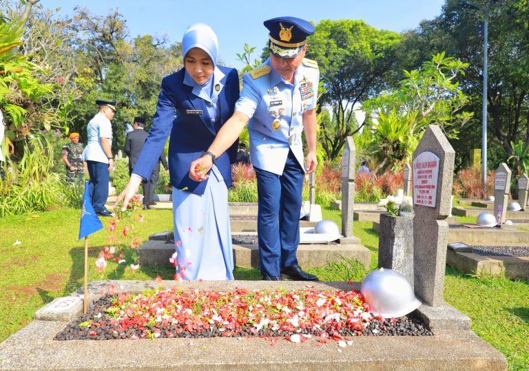 EKOBISNIS.COM: Kepala Staf Angkatan Udara (Kasau) Marsekal TNI M. Tonny Harjono memimpin upacara ziarah nasional di Taman Makam Pahlawan Nasional Utama (TMPNU) Kalibata, Jakarta, Rabu (8/4/2026).  Ziarah menjelang peringatan ke-80 Hari TNI AU menjadi bentuk penghormatan kepada para pahlawan, khususnya para pejuang dan para perintis dirgantara.***(Foto: Ekobisnis.com/Dok Dispenau)