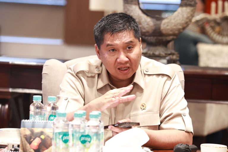 Dalam pertemuan tersebut, Kasau menyampaikan apresiasi atas perhatian pemerintah terhadap kebutuhan prajurit TNI AU, terutama dalam pemenuhan kebutuhan hunian prajurit.