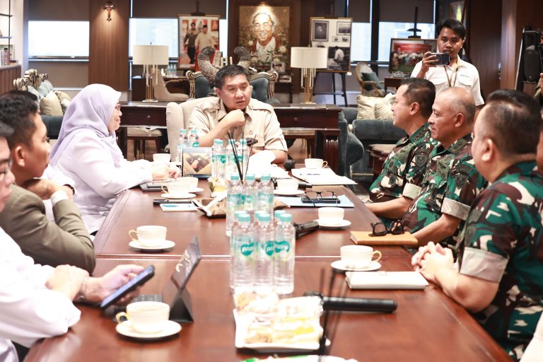 EKOBISNIS.COM: Kasau Marsekal TNI M. Tonny Harjono melakukan pertemuan dengan Menteri Perumahan dan Kawasan Permukiman (PKP) Maruarar Sirait di Wisma Mandiri II, Jakarta Pusat, Senin (6/4/2026).  Pertemuan ini membahas usulan pembangunan rumah susun (rusun) bagi prajurit TNI Angkatan Udara di wilayah Lampung.  Dalam pertemuan tersebut, Kasau menyampaikan apresiasi atas perhatian pemerintah terhadap kebutuhan prajurit TNI AU, terutama dalam pemenuhan kebutuhan hunian prajurit.***(Foto: Ekobisnis.com/Dok Dispenau)