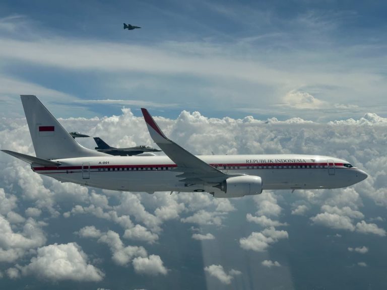 Dalam penerbangan tersebut, pesawat kepresidenan mendapat pengawalan empat pesawat tempur F-16 Fighting Falcon dan dua pesawat KAI T-50 Golden Eagle. Pengawalan udara ini merupakan pengamanan VVIP yang dilaksanakan secara profesional oleh TNI AU, sekaligus mencerminkan kesiapsiagaan dan kemampuan pertahanan udara nasional dalam melindungi pemimpin negara.