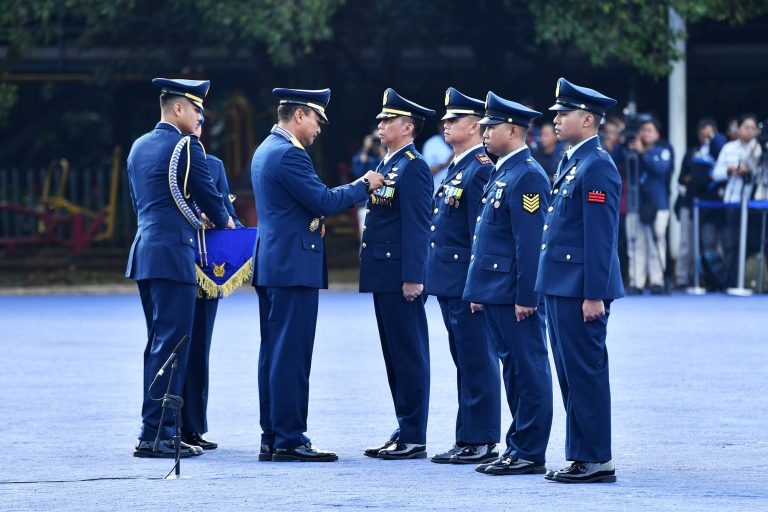 Kasau menegaskan bahwa dari generasi ke generasi, setiap prajurit menunjukkan pengabdian melalui kesiapan untuk selalu hadir, berbuat, dan memberikan yang terbaik dalam setiap situasi. Menurutnya, komitmen tersebut tercermin dalam berbagai capaian strategis yang berhasil diraih.