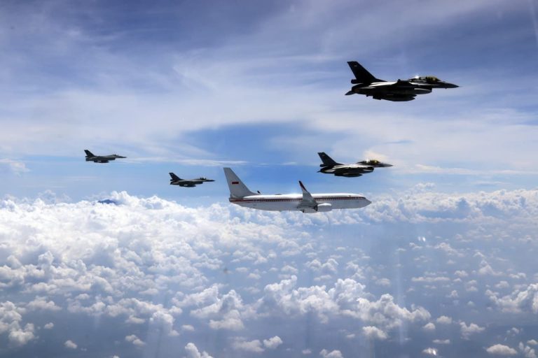 Dalam penerbangan tersebut, pesawat kepresidenan mendapat pengawalan empat pesawat tempur F-16 Fighting Falcon dan dua pesawat KAI T-50 Golden Eagle. Pengawalan udara ini merupakan pengamanan VVIP yang dilaksanakan secara profesional oleh TNI AU, sekaligus mencerminkan kesiapsiagaan dan kemampuan pertahanan udara nasional dalam melindungi pemimpin negara.