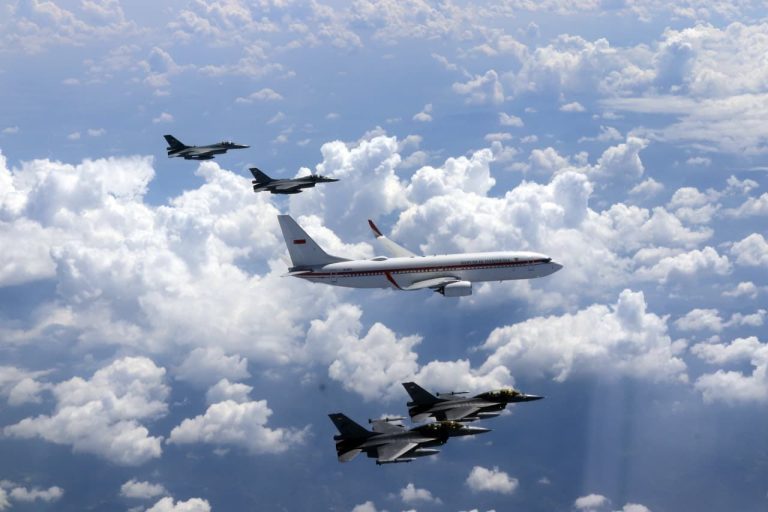 EKOBISNIS.COM: Ada yang berbeda dalam kunjungan kerja Presiden Prabowo Subianto ke Magelang, Kamis (9/4/2026).   Pesawat Kepresidenan yang membawa Presiden Prabowo Subianto dari Pangkalan Udara Halim Perdanakusuma, Jakarta menuju Pangkalan Udara Adisutjipto, Kabupaten Sleman mendapat pengawalan udara dari Tentara Nasional Indonesia Angkatan Udara.  Dalam penerbangan tersebut, pesawat kepresidenan mendapat pengawalan empat pesawat tempur F-16 Fighting Falcon dan dua pesawat KAI T-50 Golden Eagle. Pengawalan udara ini merupakan pengamanan VVIP yang dilaksanakan secara profesional oleh TNI AU, sekaligus mencerminkan kesiapsiagaan dan kemampuan pertahanan udara nasional dalam melindungi pemimpin negara.  Momentum pengawalan tersebut merupakan bagian dari rangkaian peringatan Hari Ulang Tahun ke-80 Tentara Nasional Indonesia Angkatan Udara, yang menjadi tonggak penting perjalanan panjang pengabdian TNI AU dalam menjaga kedaulatan udara Indonesia. Pengawalan ini mencerminkan tingkat profesionalisme prajurit udara yang terus meningkat. Momentum HUT ke-80 TNI AU ini menjadi refleksi atas dedikasi dan kesiapsiagaan TNI AU dalam menjaga kedaulatan udara nasional, termasuk dalam menjamin keamanan Presiden dalam perjalanan kenegaraan.***(Foto: Ekobisnis.com/BPMI Setpres/TNI AU)