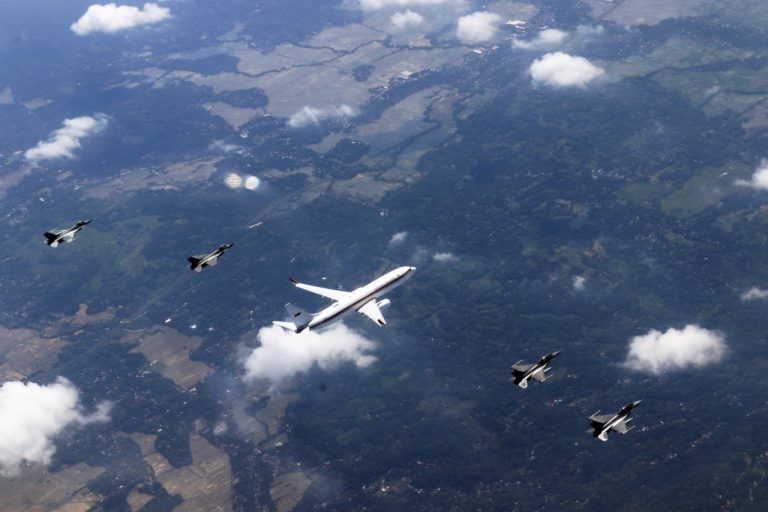 Dalam penerbangan tersebut, pesawat kepresidenan mendapat pengawalan empat pesawat tempur F-16 Fighting Falcon dan dua pesawat KAI T-50 Golden Eagle. Pengawalan udara ini merupakan pengamanan VVIP yang dilaksanakan secara profesional oleh TNI AU, sekaligus mencerminkan kesiapsiagaan dan kemampuan pertahanan udara nasional dalam melindungi pemimpin negara.