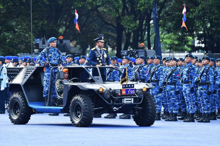 EKOBISNIS.COM: Kasau, Marsekal TNI M. Tonny Harjono saat memimpin upacara peringatan HUT ke-80 TNI AU di Lapangan Apel Mabesau, Cilangkap, Jakarta Timur, Kamis (9/4/2026).  Kasau menegaskan bahwa dari generasi ke generasi, setiap prajurit menunjukkan pengabdian melalui kesiapan untuk selalu hadir, berbuat, dan memberikan yang terbaik dalam setiap situasi. Menurutnya, komitmen tersebut tercermin dalam berbagai capaian strategis yang berhasil diraih.***(Foto: Ekobisnis.com/Dok Dispenau)