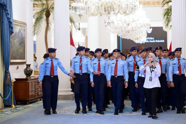EKOBISNIS.COM: Langkah kaki para siswa SMA Taruna Nusantara dari kampus Magelang, Cimahi, dan Malang pagi ini pada Kamis, 16 April 2026, terasa berbeda. Di bawah langit Jakarta yang cerah, mereka memasuki kawasan Istana Kepresidenan Jakarta, tempat yang selama ini hanya mereka kenal dari buku sejarah dan layar televisi.  Melalui program “Istana untuk Anak Sekolah” yang digagas Presiden Prabowo Subianto, para pelajar diajak merasakan langsung pusat pemerintahan, sekaligus mempelajari jejak panjang perjalanan bangsa. Di dalam kompleks istana, para siswa diajak berkeliling mengenal sejarah bangsa sekaligus memahami sistem pemerintahan Indonesia secara lebih dekat.  Mereka tidak hanya mendengar penjelasan, tetapi juga menyaksikan langsung ruang-ruang yang selama ini menjadi saksi pengambilan keputusan penting negara. Dari Istana Merdeka hingga Istana Negara, setiap sudut menghadirkan cerita tentang kepemimpinan, tanggung jawab, dan pengabdian.  Di ruang-ruang inilah para pemimpin dunia disambut, perjanjian ditandatangani, dan arah masa depan bangsa dirumuskan. Bagi para siswa, pengalaman ini menjadi lebih dari sekadar kunjungan, tapi menjelma menjadi jendela imajinasi tentang masa depan yang mungkin mereka raih.***(Foto: Ekobisnis.com/BPMI Setpres/Muchlis Jr)