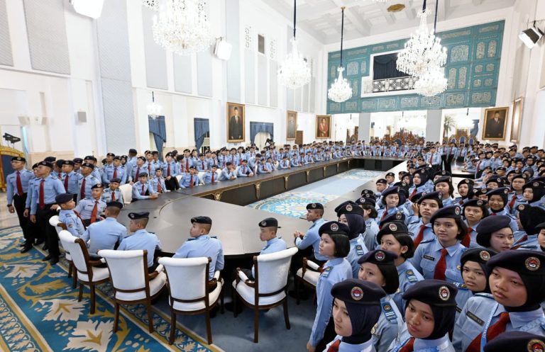 Melalui program “Istana untuk Anak Sekolah” yang digagas Presiden Prabowo Subianto, para pelajar diajak merasakan langsung pusat pemerintahan, sekaligus mempelajari jejak panjang perjalanan bangsa. Di dalam kompleks istana, para siswa diajak berkeliling mengenal sejarah bangsa sekaligus memahami sistem pemerintahan Indonesia secara lebih dekat.