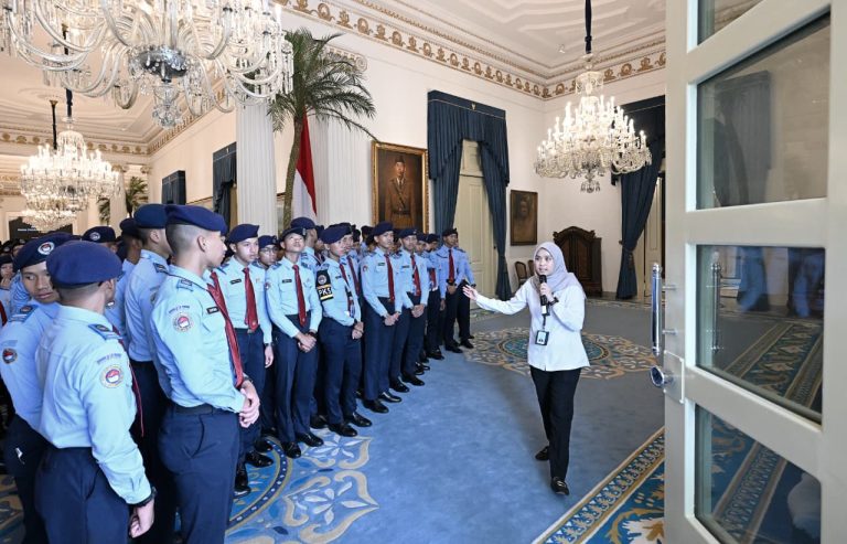 Melalui program “Istana untuk Anak Sekolah” yang digagas Presiden Prabowo Subianto, para pelajar diajak merasakan langsung pusat pemerintahan, sekaligus mempelajari jejak panjang perjalanan bangsa. Di dalam kompleks istana, para siswa diajak berkeliling mengenal sejarah bangsa sekaligus memahami sistem pemerintahan Indonesia secara lebih dekat.