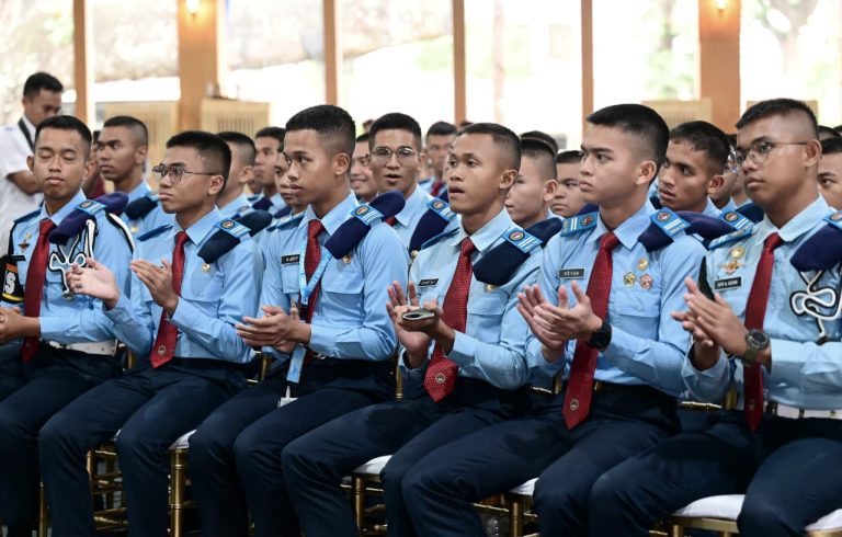 Melalui program “Istana untuk Anak Sekolah” yang digagas Presiden Prabowo Subianto, para pelajar diajak merasakan langsung pusat pemerintahan, sekaligus mempelajari jejak panjang perjalanan bangsa. Di dalam kompleks istana, para siswa diajak berkeliling mengenal sejarah bangsa sekaligus memahami sistem pemerintahan Indonesia secara lebih dekat.