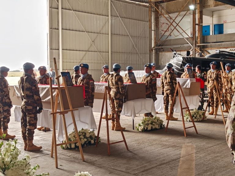 United Nations Interim Force in Lebanon (UNIFIL) menyelenggarakan upacara Memorial Service sebagai bentuk penghormatan terakhir kepada tiga prajurit Tentara Nasional Indonesia (TNI) yang gugur dalam misi perdamaian dunia di Lebanon Selatan, Kamis (2/4/2026).  Upacara dipimpin langsung oleh Force Commander (FC)/Head of Mission UNIFIL, Mayor Jenderal Diodato Abagnara, serta dihadiri oleh Duta Besar Republik Indonesia (Dubes RI) untuk Lebanon beserta jajaran KBRI, Atase Pertahanan (Athan) RI di Kairo, perwakilan United Nations Headquarters (UNHQ) New York, serta unsur militer Lebanon dan kontingen internasional.  Prosesi upacara militer dilaksanakan secara lengkap, diawali dengan pembukaan, penghantaran peti jenazah ke area upacara, pembacaan riwayat singkat, doa, hingga penganugerahan medali kehormatan Perserikatan Bangsa-Bangsa (PBB) dan Angkatan Bersenjata Lebanon (Lebanese Armed Forces/LAF) secara anumerta. Rangkaian dilanjutkan dengan peletakan karangan bunga oleh pejabat UNIFIL, perwakilan Indonesia, dan militer Lebanon, amanat pejabat, penghormatan militer, mengheningkan cipta, serta pengantaran kembali jenazah.  Sebagai bentuk penghormatan tambahan, Force Commander UNIFIL secara simbolis menyematkan scarf PBB pada peti jenazah serta menyampaikan belasungkawa secara langsung kepada seluruh kontingen Indonesia yang hadir. Upacara juga melibatkan unsur pasukan gabungan, termasuk satu satuan setingkat peleton Infanteri dan Polisi Militer Lebanon, unsur korsik, serta pasukan Kontingen Garuda (Konga).  Dalam pernyataan resminya, UNIFIL menyampaikan penghargaan atas dedikasi ketiga prajurit yang gugur saat menjalankan tugas pada 29 dan 30 Maret 2026 di Lebanon Selatan. Sekretaris Jenderal PBB António Guterres dan Dewan Keamanan PBB menegaskan pentingnya perlindungan terhadap seluruh personel penjaga perdamaian. UNIFIL juga menyampaikan duka cita mendalam kepada keluarga, rekan, serta seluruh prajurit yang terdampak.***(Foto: Ekobisnis.com/Dok Puspen TNI)