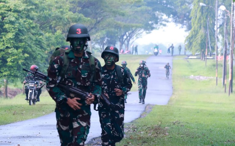Lomba sejauh 7 kilometer ini diikuti 13 satuan kerja (satker) dan Insub di jajaran Lanud Suryadarma. Seluruh peserta membawa perlengkapan perorangan berupa senjata, helm, dan ransel seberat 3,5 kilogram, sehingga menguji ketahanan fisik sekaligus mental prajurit.