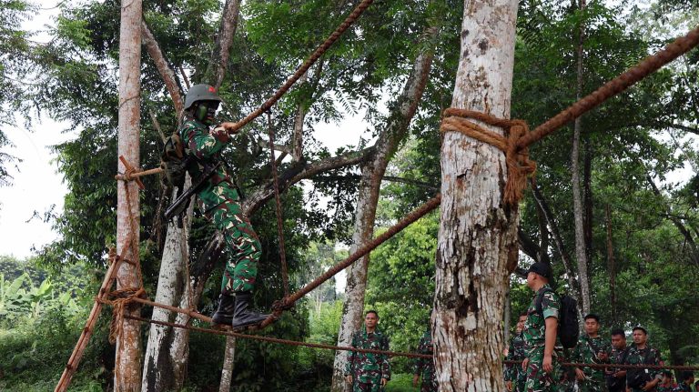EKOBISNIS.COM: Lanud R. Suryadi Suryadarma menggelar olahraga pentatlon kemiliteran dalam rangka memeriahkan HUT ke-80 TNI Angkatan Udara, Jumat (17/4/2026).  Lomba sejauh 7 kilometer ini diikuti 13 satuan kerja (satker) dan Insub di jajaran Lanud Suryadarma. Seluruh peserta membawa perlengkapan perorangan berupa senjata, helm, dan ransel seberat 3,5 kilogram, sehingga menguji ketahanan fisik sekaligus mental prajurit.***(Foto: Ekobisnis.com/Dok Dispenau)