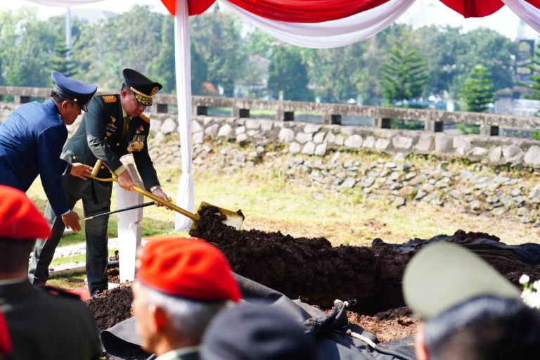 Pada waktu yang bersamaan, Wakil Panglima TNI Jenderal TNI Tandyo Budi R memimpin Upacara Pemakaman Militer Serka (Anm.) Muhammad Nur Ichwan di TMP Giri Dharmoloyo II Magelang. Sementara itu, Asrenum Panglima TNI Letjen TNI Candra Wijaya memimpin Upacara Pemakaman Militer Kopda (Anm.) Farizal Rhomadhon di Giripeni, Kulon Progo, DI Yogyakarta. Pelaksanaan pemakaman di tiga lokasi tersebut mencerminkan penghormatan penuh kepada seluruh prajurit yang gugur dalam tugas.