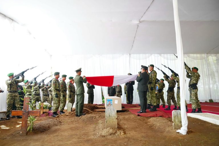 Pada waktu yang bersamaan, Wakil Panglima TNI Jenderal TNI Tandyo Budi R memimpin Upacara Pemakaman Militer Serka (Anm.) Muhammad Nur Ichwan di TMP Giri Dharmoloyo II Magelang. Sementara itu, Asrenum Panglima TNI Letjen TNI Candra Wijaya memimpin Upacara Pemakaman Militer Kopda (Anm.) Farizal Rhomadhon di Giripeni, Kulon Progo, DI Yogyakarta. Pelaksanaan pemakaman di tiga lokasi tersebut mencerminkan penghormatan penuh kepada seluruh prajurit yang gugur dalam tugas.