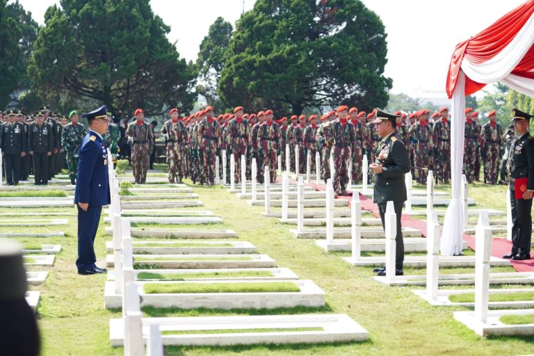Pada waktu yang bersamaan, Wakil Panglima TNI Jenderal TNI Tandyo Budi R memimpin Upacara Pemakaman Militer Serka (Anm.) Muhammad Nur Ichwan di TMP Giri Dharmoloyo II Magelang. Sementara itu, Asrenum Panglima TNI Letjen TNI Candra Wijaya memimpin Upacara Pemakaman Militer Kopda (Anm.) Farizal Rhomadhon di Giripeni, Kulon Progo, DI Yogyakarta. Pelaksanaan pemakaman di tiga lokasi tersebut mencerminkan penghormatan penuh kepada seluruh prajurit yang gugur dalam tugas.