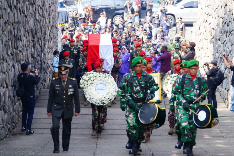 EKOBISNIS.COM: Panglima TNI Jenderal TNI Agus Subiyanto memimpin Upacara Pemakaman Militer Mayor Inf (Anm.) Zulmi Aditya Iskandar yang gugur dalam penugasan Misi United Nations Interim Force In Lebanon (UNIFIL), di Taman Makam Pahlawan (TMP) Cikutra Bandung, Minggu (5/4/2026).  Pada waktu yang bersamaan, Wakil Panglima TNI Jenderal TNI Tandyo Budi R memimpin Upacara Pemakaman Militer Serka (Anm.) Muhammad Nur Ichwan di TMP Giri Dharmoloyo II Magelang. Sementara itu, Asrenum Panglima TNI Letjen TNI Candra Wijaya memimpin Upacara Pemakaman Militer Kopda (Anm.) Farizal Rhomadhon di Giripeni, Kulon Progo, DI Yogyakarta. Pelaksanaan pemakaman di tiga lokasi tersebut mencerminkan penghormatan penuh kepada seluruh prajurit yang gugur dalam tugas.***(Foto: Ekobisnis.com/Dok Puspen TNI)